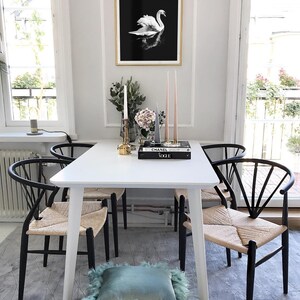 Impresión de cisne blanco, cartel minimalista de cisne, fotografía de cisne blanco y negro, arte de pared de reflejo de espejo, decoración escandinava, pájaro blanco elegante imagen 4