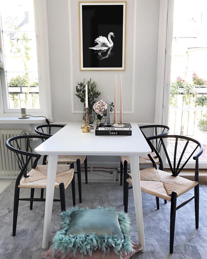 Impresión de cisne blanco, cartel minimalista de cisne, fotografía de cisne blanco y negro, arte de pared de reflejo de espejo, decoración escandinava, pájaro blanco elegante imagen 4