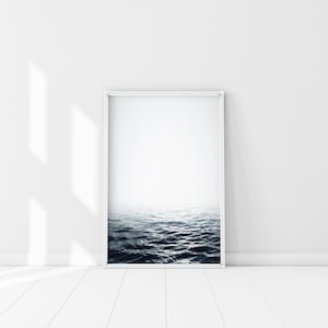 Cartel del océano, impresión de aguas tranquilas, arte minimalista de la pared del océano en blanco y negro, aguas poco profundas, impresión de fotografía marina, arte del desierto marino, aguas tranquilas