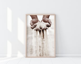 Impressão de mãos de areia, pôster de areia segurando, arte do Burning Man, pôster Boho, areia escorregando para impressão, abrace o agora pôster, arte de parede cigana