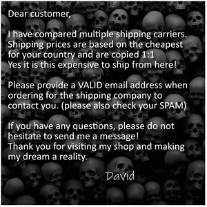 Pode incluir: Texto sobre um fundo preto com um padr&atilde;o de caveira. O texto diz: "Caro cliente, Comparei v&aacute;rias transportadoras. Os pre&ccedil;os de envio s&atilde;o baseados no mais barato para o seu pa&iacute;s e s&atilde;o copiados 1:1. Sim, &eacute; t&atilde;o caro enviar daqui! Por favor, forne&ccedil;a um endere&ccedil;o de e-mail V&Aacute;LIDO ao fazer o pedido para que a empresa de envio possa entrar em contato com voc&ecirc;. (verifique tamb&eacute;m seu SPAM) Se voc&ecirc; tiver alguma d&uacute;vida, n&atilde;o hesite em me enviar uma mensagem. Obrigado por visitar minha loja e tornar meu sonho realidade. David"