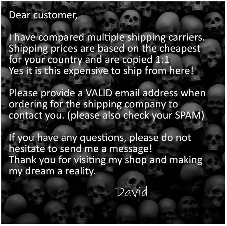 Pode incluir: Texto sobre um fundo preto com um padr&atilde;o de caveira. O texto diz: "Caro cliente, Comparei v&aacute;rias transportadoras. Os pre&ccedil;os de envio s&atilde;o baseados no mais barato para o seu pa&iacute;s e s&atilde;o copiados 1:1. Sim, &eacute; t&atilde;o caro enviar daqui! Por favor, forne&ccedil;a um endere&ccedil;o de e-mail V&Aacute;LIDO ao fazer o pedido para que a empresa de envio possa entrar em contato com voc&ecirc;. (verifique tamb&eacute;m seu SPAM) Se voc&ecirc; tiver alguma d&uacute;vida, n&atilde;o hesite em me enviar uma mensagem. Obrigado por visitar minha loja e tornar meu sonho realidade. David"