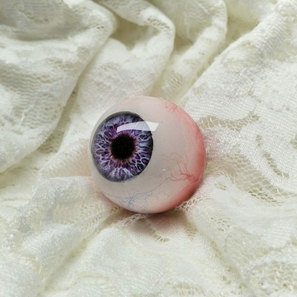 Globe oculaire humain réaliste rond complet avec iris violet - cabinet de bizarreries - rareté - trucs effrayants bizarres - bizarreries