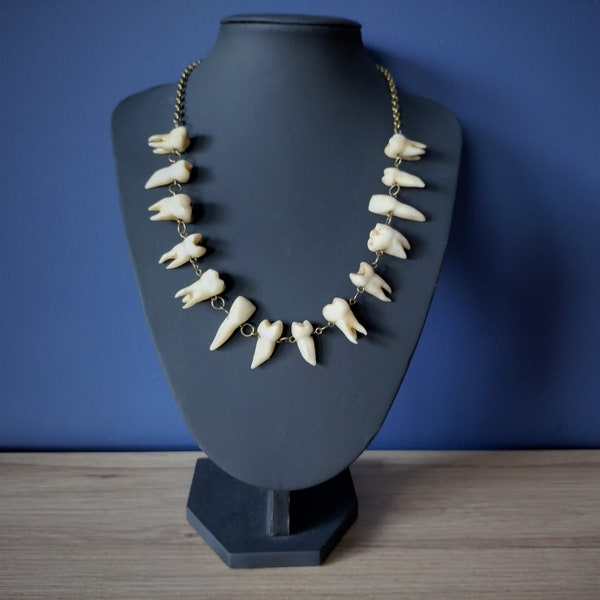 Halskette mit gealterten menschlichen Zähnen an einer Bronzekette