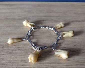 Réplica da pulseira de dentes humanos de Strangers from Hell - joia bizarra e curiosa