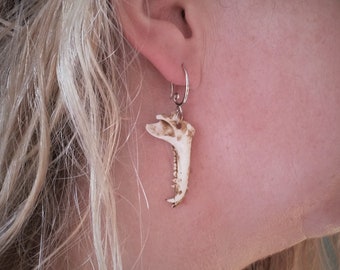 Par de brincos em miniatura com formato de mandíbula de raposa - Bijuteria para cosplay de fantasia