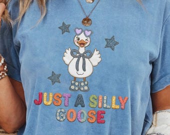 Camiseta de ganso tonta con parche "falso" Camiseta linda para el Día de la Madre Camiseta de ganso de moda Parche floral falso Lunares Cuadros Colores cómodos y coloridos