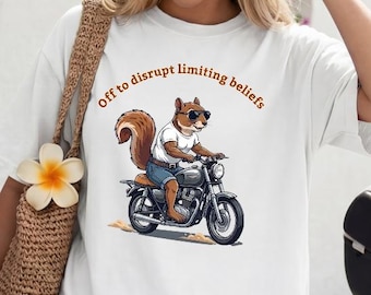 Camiseta "Off to Disrupt Limiting Beliefs", camiseta gráfica "Squirrel on Motorcycle Comfort Colors", regalo para un cambio de mentalidad, vibra positiva y motivadora.