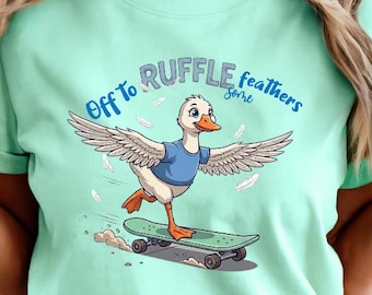 Camiseta Comfort Colors Skateboarding Goose Off to Ruffle Some Feathers, regalo divertido para amantes de los gansos, linda camiseta con estampado de ganso skater estilo streetwear.
