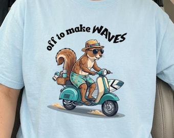 Camiseta "Off to Make Waves", camiseta con estampado divertido de ardilla, colores cómodos, camiseta con ambiente playero, atuendo de vacaciones, ardilla en patinete, creador de caos
