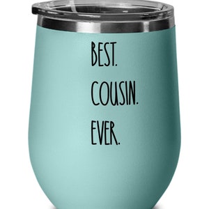 Puede incluir: Un vaso de vino de acero inoxidable azul claro con el texto "BEST. COUSIN. EVER." impreso en negro.