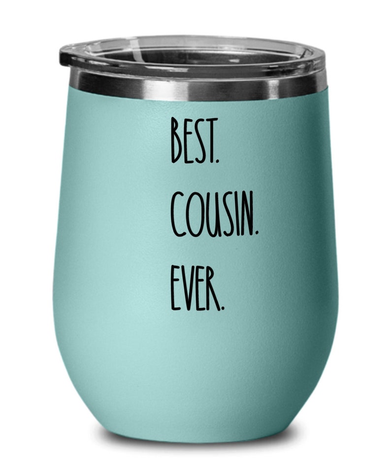 Puede incluir: Un vaso de vino de acero inoxidable azul claro con el texto "BEST. COUSIN. EVER." impreso en negro.