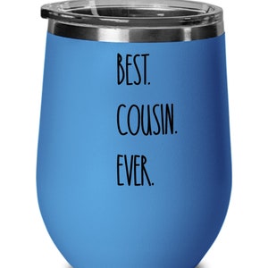 Puede incluir: Un vaso de vino de acero inoxidable azul con el texto "BEST. COUSIN. EVER." impreso en el lateral.