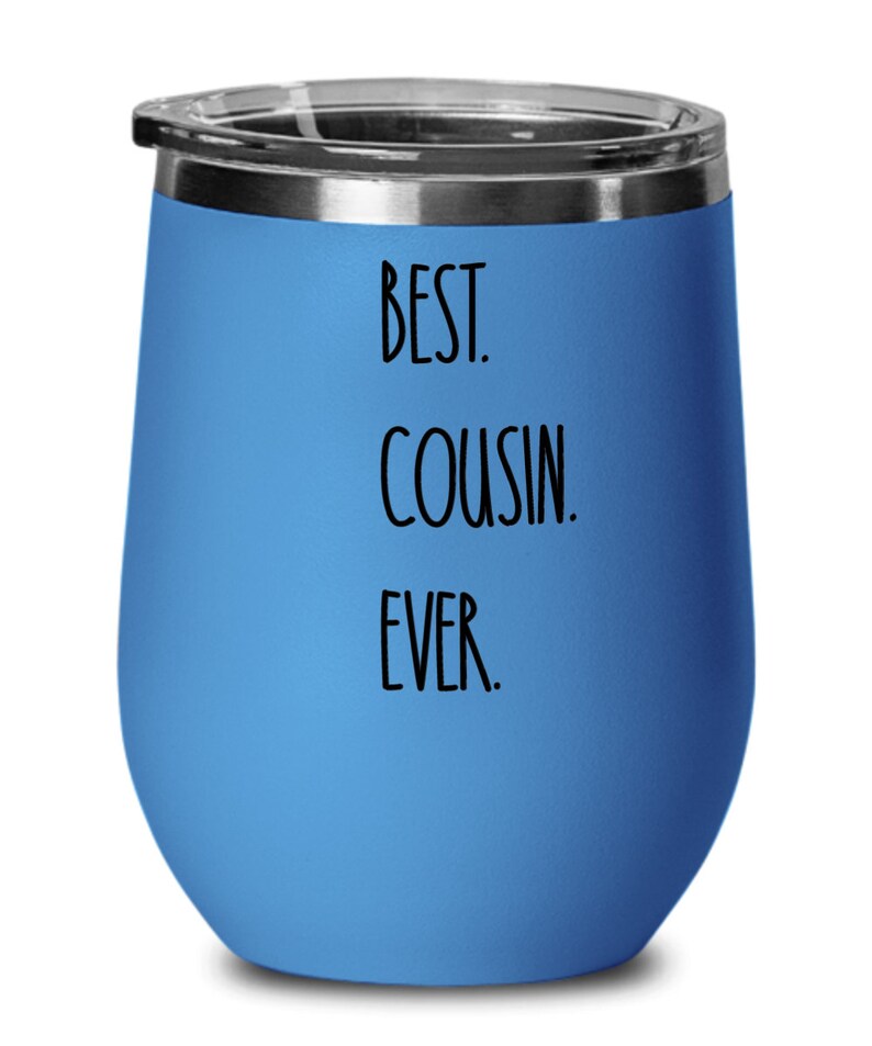 Puede incluir: Un vaso de vino de acero inoxidable azul con el texto "BEST. COUSIN. EVER." impreso en el lateral.