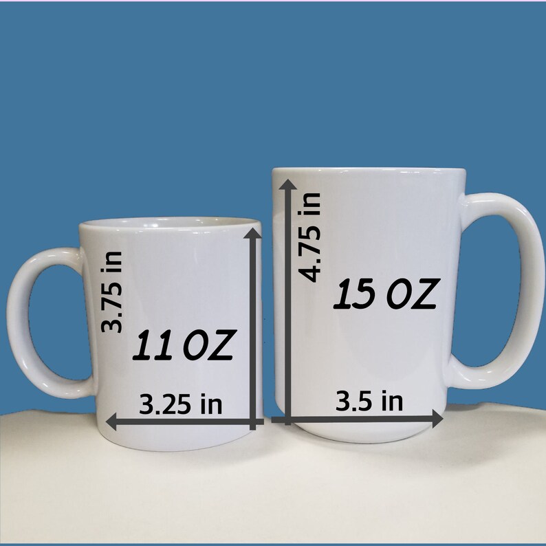 Puede incluir: Dos tazas de cer&aacute;mica blancas de diferentes tama&ntilde;os. La taza m&aacute;s peque&ntilde;a tiene la etiqueta "11 OZ" y mide 9,5 cm de alto y 8,3 cm de ancho. La taza m&aacute;s grande tiene la etiqueta "15 OZ" y mide 12,1 cm de alto y 8,9 cm de ancho.
