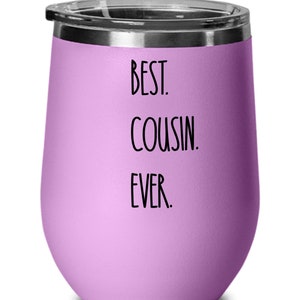 Puede incluir: Un vaso de vino de acero inoxidable lavanda con el texto "BEST. COUSIN. EVER." impreso en negro.