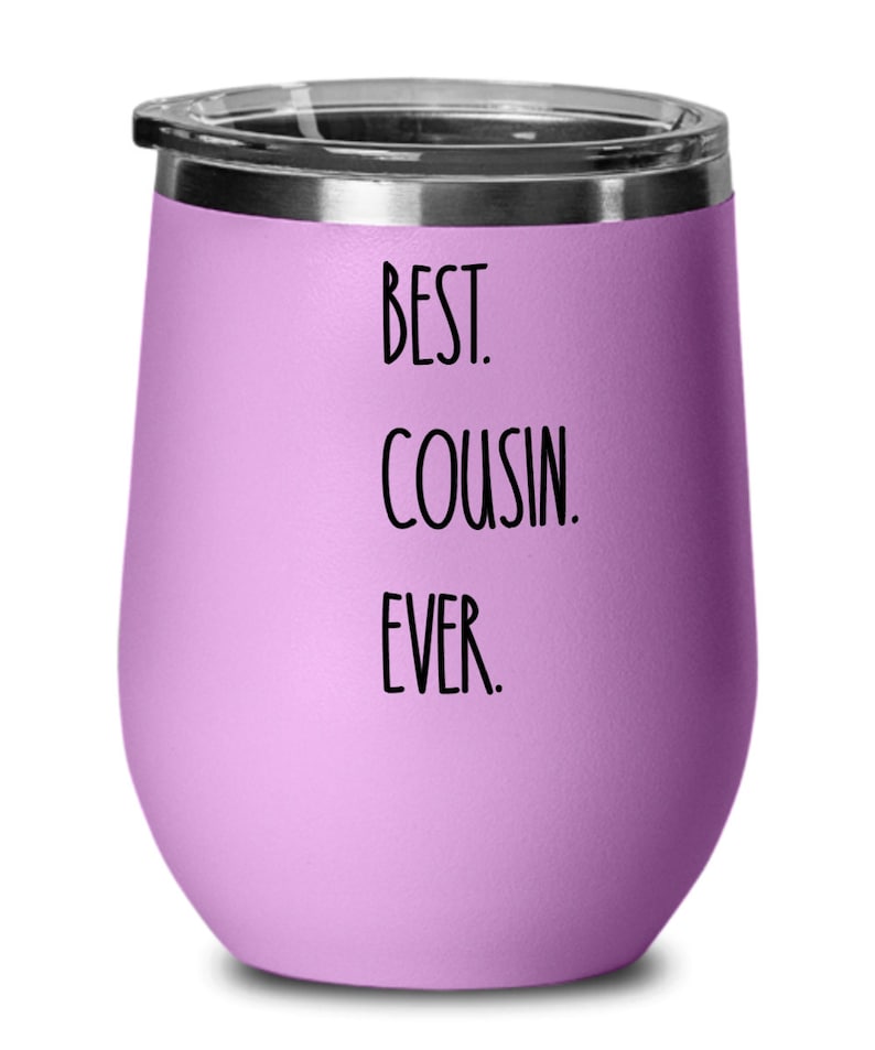 Puede incluir: Un vaso de vino de acero inoxidable lavanda con el texto "BEST. COUSIN. EVER." impreso en negro.