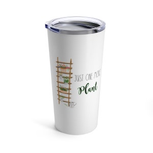 Puede incluir: Vaso de viaje blanco con tapa plateada. El vaso presenta una ilustraci&oacute;n de acuarela de una escalera de madera con plantas en macetas y el texto "JUST ONE MORE Plant" en escritura verde.