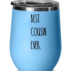 Puede incluir: Un vaso de vino de acero inoxidable azul claro con el texto "BEST. COUSIN. EVER." impreso en negro.