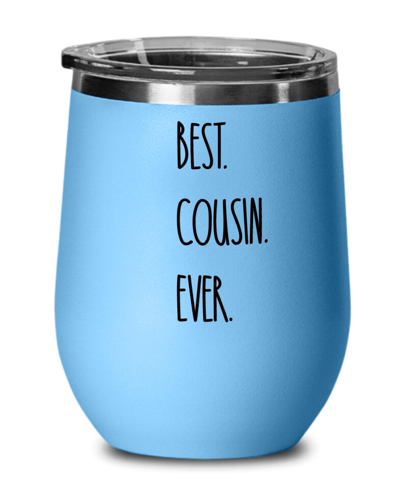 Puede incluir: Un vaso de vino de acero inoxidable azul claro con el texto "BEST. COUSIN. EVER." impreso en negro.