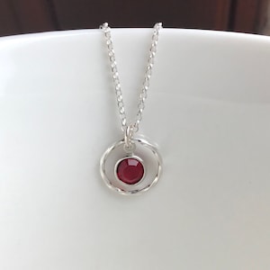 Naszyjnik ze srebra próby 925 Eternity z kamieniem szlachetnym na lipiec, rubinowy kamień szlachetny Swarovski, spersonalizowany naszyjnik, skręcony naszyjnik z pierścieniem, prezent dla niej, Wielka Brytania