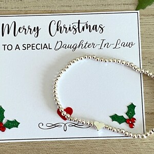 Frohe Weihnachten an eine spezielle Schwiegertochter, Silber Bead Herz Armband Geschenk, versilbertes Stretch Armband, Herz Armband, Geschenk für Sie