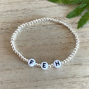 Pulsera de plata personalizada, pulsera elástica de cuentas de plata, letra inicial del alfabeto, palabra personalizada, regalo de cumpleaños para amiga, madre o hermana, tienda del Reino Unido