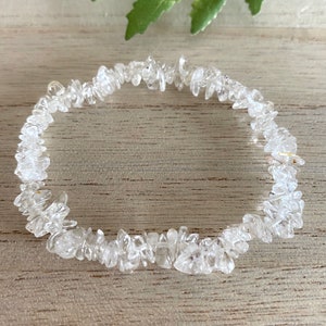 Clear quartz chip stretch bracelet, Clear quartz bracelet, Chakra jewellery,  Clear quartz jewellery, Gemstone bracelet, Healing jewellery