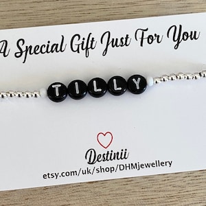 Pulsera de plata personalizada con nombre o palabra. Un regalo especial, pulsera elástica plateada. Regalo de cumpleaños para amigas, madres o hermanas. Reino Unido.