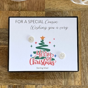 Brincos de flores de prata esterlina primo para o Natal, ideia de presente de primo de feliz Natal, brincos de pino de flor de prata, caixa de presente de cartão de citação, Reino Unido