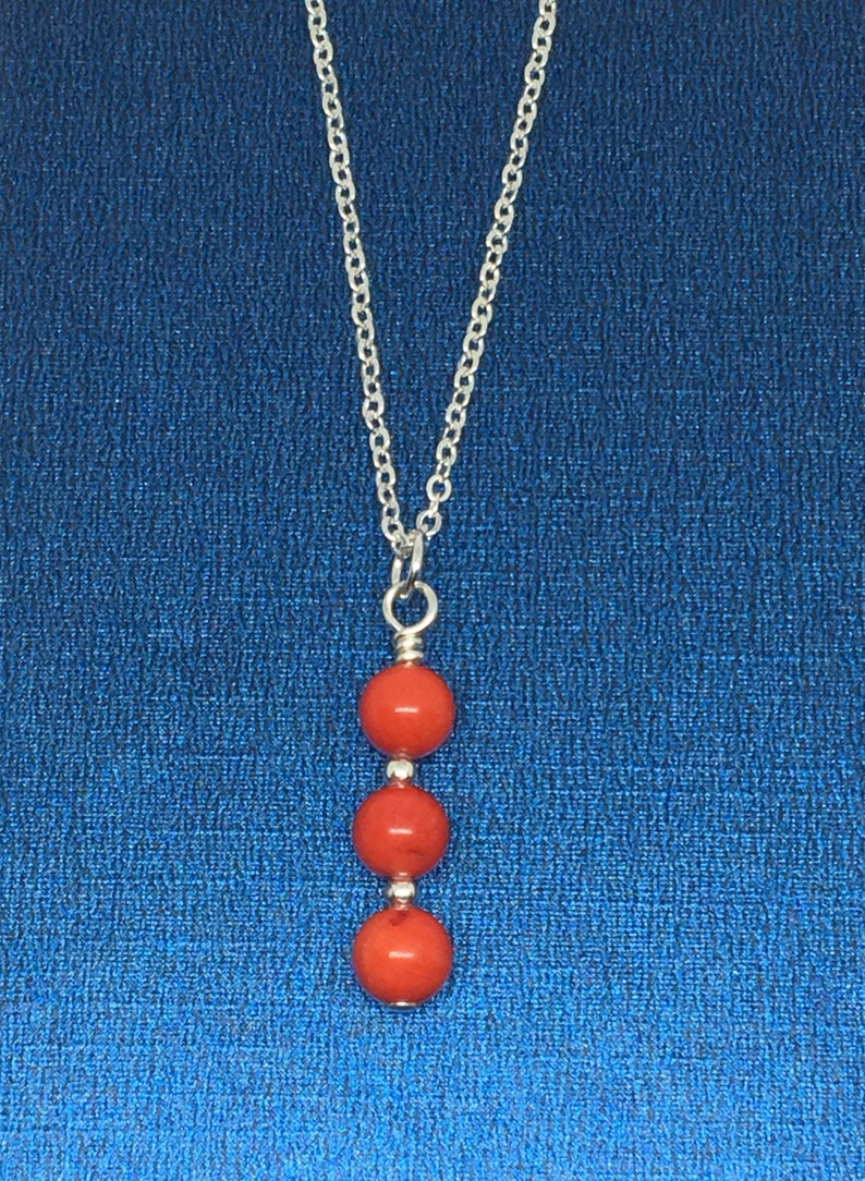 Collier en corail délicat, pendentif en corail, bijoux en corail, collier en argent corail, bijoux en argent rouge, cadeau pour elle, boutique britannique image 3
