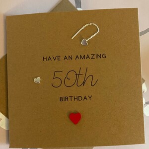 Biglietto per orecchini del 50 ° compleanno, cuore in argento sterling, hanno un fantastico 50 ° compleanno, biglietto di cinquantesimo compleanno per lei, carta Kraft riciclata