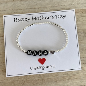 Nana - Pulsera de plata con inicial para el día de la madre, pulsera elástica con corazón de cuentas de plata, pulsera con inicial para Nana, regalo especial para Nana en el Reino Unido