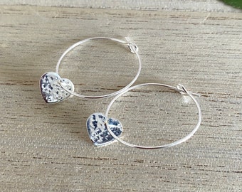 Pendientes de aro de corazón martillados de plata delicada, pendientes colgantes colgantes de corazón, regalo romántico para ella, regalo de cumpleaños, tienda del Reino Unido