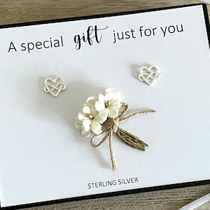 Un regalo especial solo para ti, pendientes de corazón infinito de plata esterlina, pernos prisioneros de corazón infinito, regalo de flores para ella, caja de regalo de tarjeta de mensaje, Reino Unido