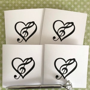 Set di 4 biglietti con note a forma di chiave di violino nel cuore, biglietti a tema musicale 4 x 4, biglietti vuoti, solo per dire - biglietti promemoria, biglietti di ringraziamento, fatti a mano, Regno Unito
