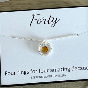 40-årsdagshalsband i sterlingsilver, fyra fantastiska decennier, halsband med fyra cirklar, personliga smycken med födelsestenar, 40-årspresent, Storbritannien
