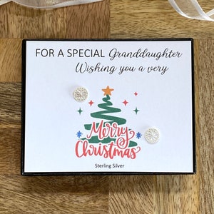 Pendientes de flores de plata esterlina para nieta para Navidad, idea de regalo de feliz Navidad para nieta, pendientes de botón de flores de plata, caja de regalo