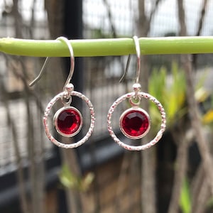 Boucle d'oreille en argent sterling avec pierre de naissance de juillet, boucles d'oreilles pendantes en rubis Swarovski, cadeau de pierre de naissance personnalisé pour elle, anniversaire de juillet, boutique Royaume-Uni