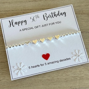 Bracelet coeur 50e anniversaire, bracelet extensible en perles d'argent, cadeau bracelet cinquante joyeux anniversaire, 5 coeurs pour 5 décennies, carte de citation 50e