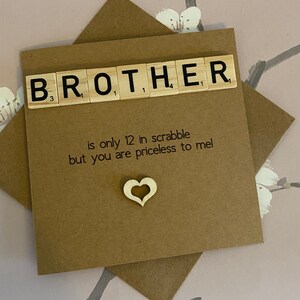 Tarjeta de cumpleaños para hermano, "Eres invaluable para mí", tarjeta de madera con fichas de Scrabble para hermano, tarjeta kraft rústica reciclada, hecha a mano en el Reino Unido.