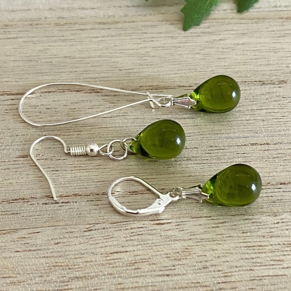 Boucles d'oreilles en verre vert olive en forme de larme, boucles d'oreilles olivine, bijoux olivine, boucles d'oreilles vert en verre tchèque, cadeau pour elle, femme-maman-soeur-tante-maman