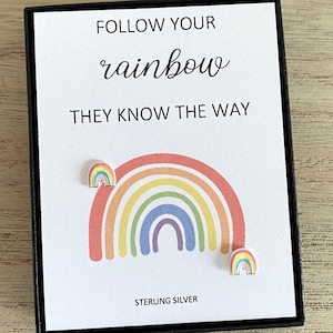 Follow Your Rainbow They Know The Way, pendientes de botón de arcoíris de plata de ley, regalo para ella, pendientes para mujer, Reino Unido
