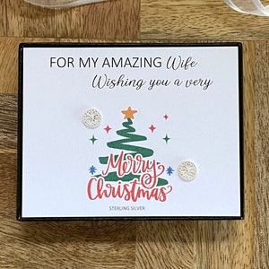 Orecchini a fiore in argento sterling della moglie per Natale, Idea regalo per la moglie di buon Natale, Orecchini a bottone con fiore in argento, Confezione regalo con biglietto di citazione, Regno Unito