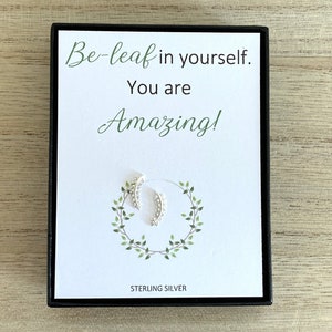 Be-leaf In Yourself Pendientes de botón de hoja de plata esterlina, eres un increíble regalo de joyería de motivación-inspiración-aliento para ella, Reino Unido