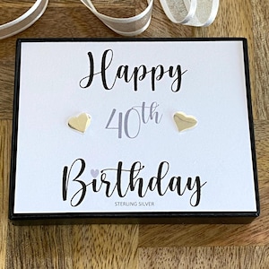 40. Sterling Silber Herz Ohrstecker, zierliche Herz Ohrring, 40. Geburtstagsgeschenk, Minimalist Ohrringe für Frauen, Geschenk-Box, Zitat-Karte, UK
