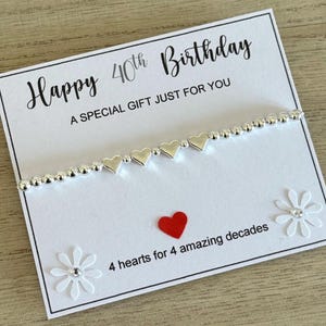 40. Geburtstag Herz Armband, Silber Perlen Stretch Armband, Vierzig Geburtstag Armband Geschenk, 4 Herzen für 4 Jahrzehnte, 40