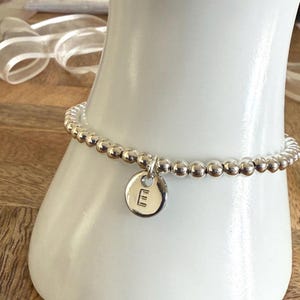 Pulsera de plata con inicial personalizada, pulsera elástica de cuentas de plata, disco redondo con inicial, pulsera de regalo para cumpleaños, amiga, madre o hermana, Reino Unido