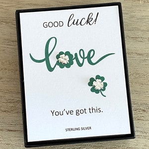 Pendientes de trébol de cuatro hojas en plata de ley. ¡Buena suerte! Este regalo de joyería te espera. Delicados pendientes de trébol. Nuevo trabajo. Examen. ¡Puedes lograrlo!