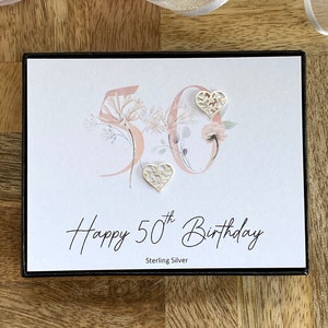 50. Sterling Silber Herz Ohrstecker, zierliche Herz Ohrring, 50. Geburtstagsgeschenk, Minimalist Ohrringe für Frauen, Geschenkbox, Zitat Karte, UK
